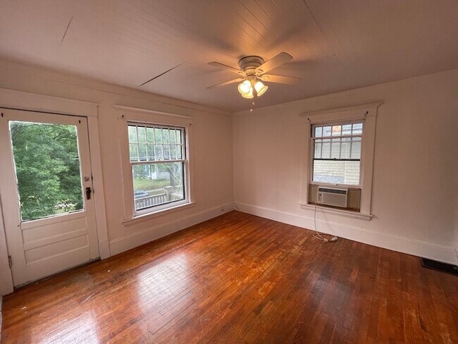 Building Photo - Wealthy St / Cherry St Duplex for Rent