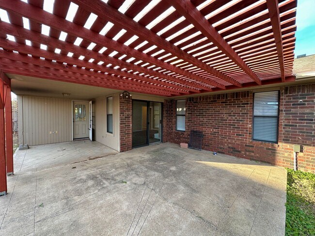 Building Photo - New flooring and paint!