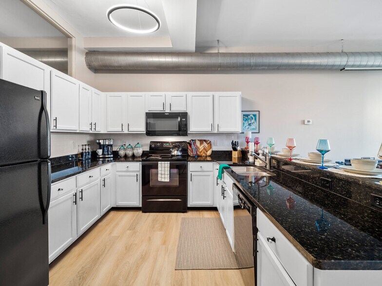 Building Photo - 1211 W 9th St