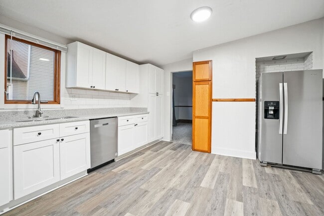 Building Photo - Beautiful Home with Large Two-Car Garage -...