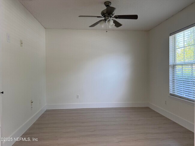Building Photo - 12244 Lake Fern Dr