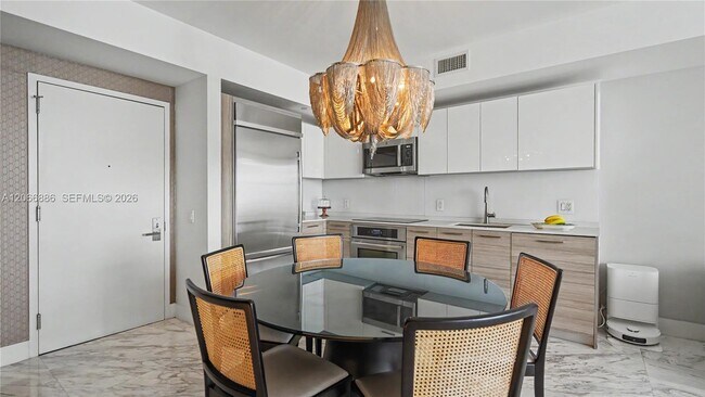 Building Photo - 1300 Brickell Bay Dr