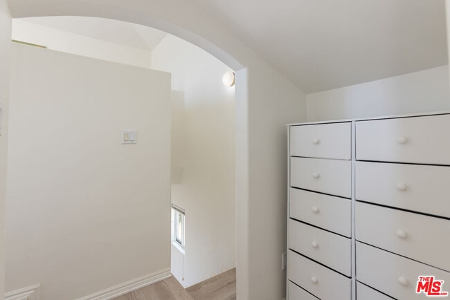 Building Photo - 5828 Foxview Dr