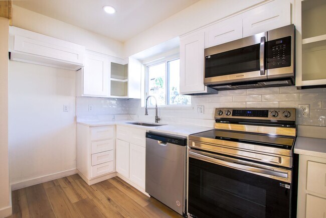 Building Photo - Beautiful 2-bedroom, 1-bathroom townhouse located in the vibrant city of El Paso