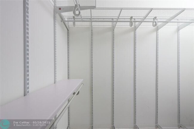 Building Photo - 411 N New River Dr E