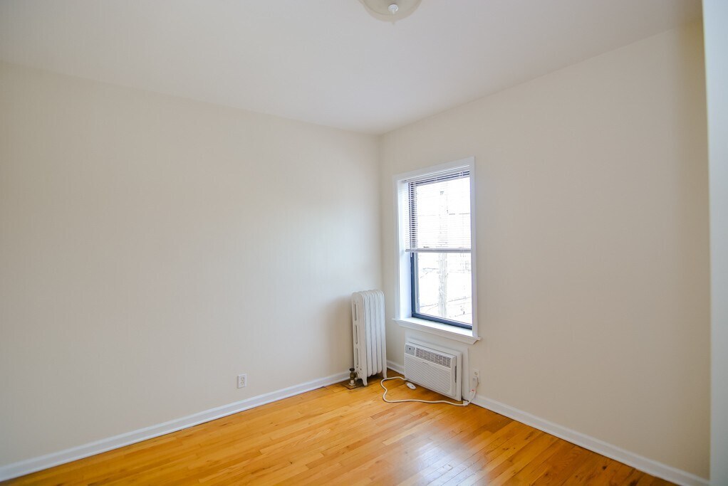 Building Photo - 906 W Addison St