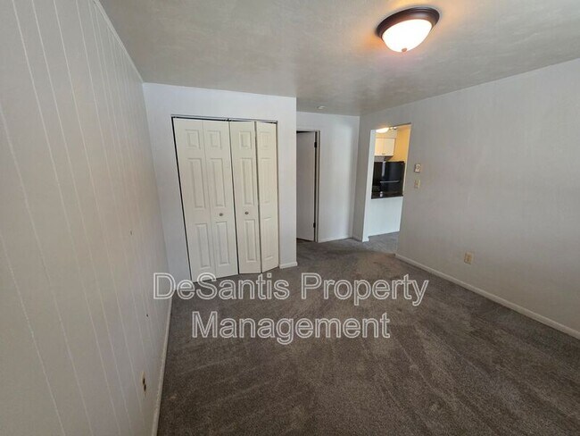 Building Photo - 404 Lunar Ln