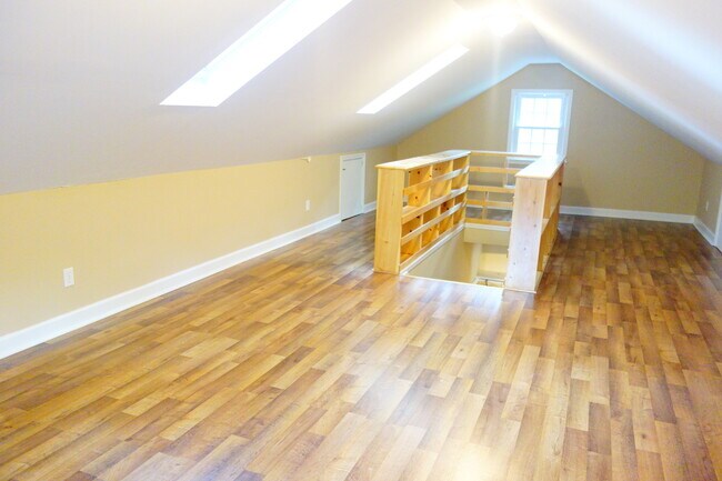 Building Photo - 8409 Greenwood Ave