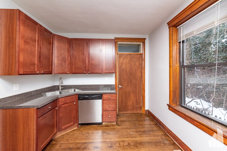 Building Photo - 3524 W Grace St