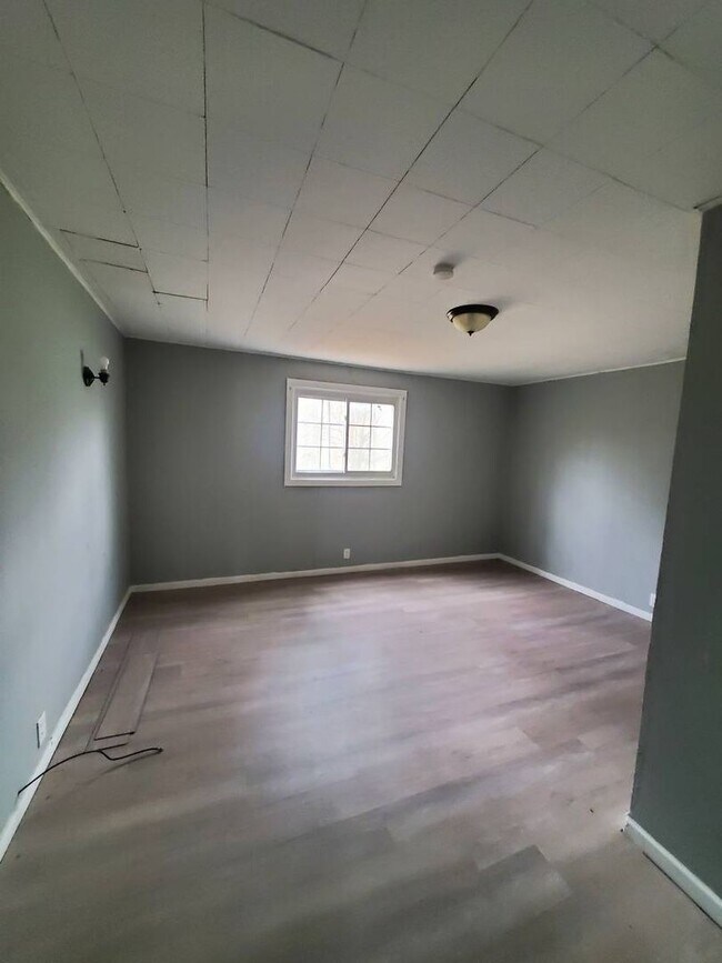 Building Photo - Charming 4-Bedroom Property in Prime Location