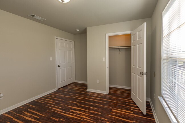 Building Photo - 2 bed, 1 bath in great location - move in ready!