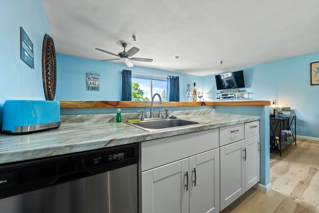 Building Photo - 131 Lake St