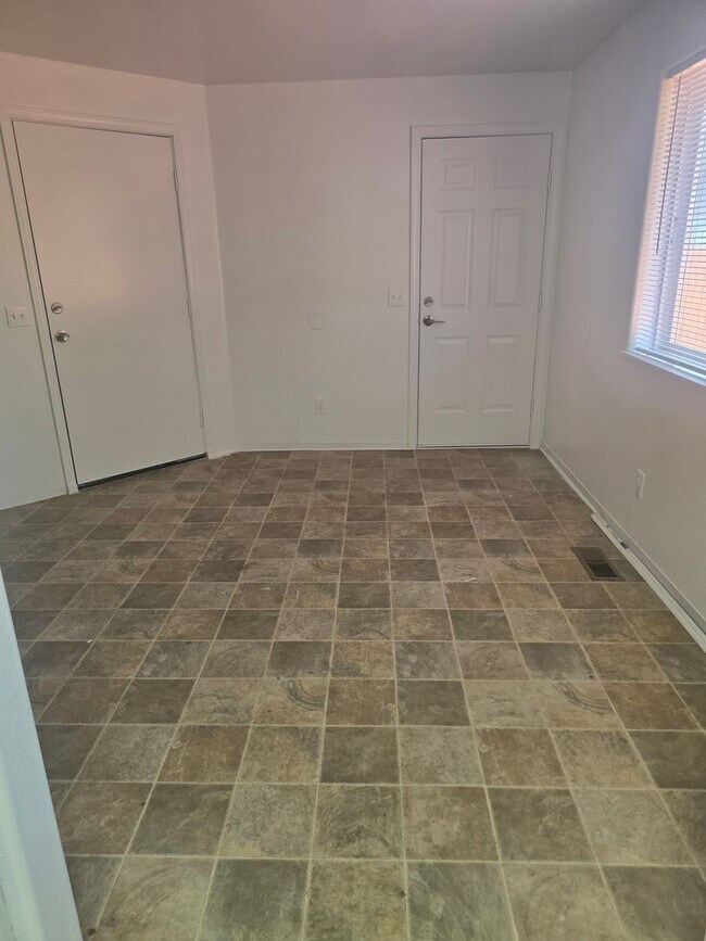 Building Photo - 2 bedroom 1 bath for Rent in Grants Pass