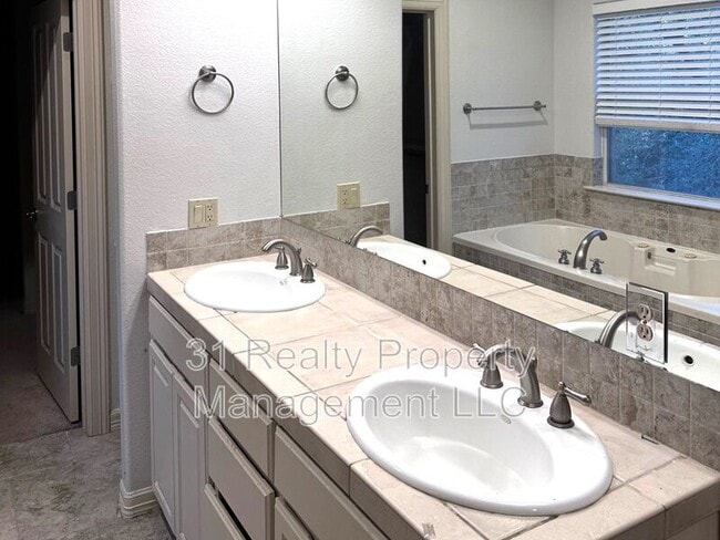 Building Photo - 7 Monarch Oaks Ln