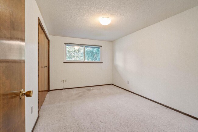 Building Photo - Spacious, well-cared for 4-bdrm/3-bath split-level—Family/laundry rooms, backyard, garage