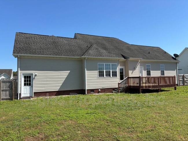 Building Photo - 121 Willowbrook Dr
