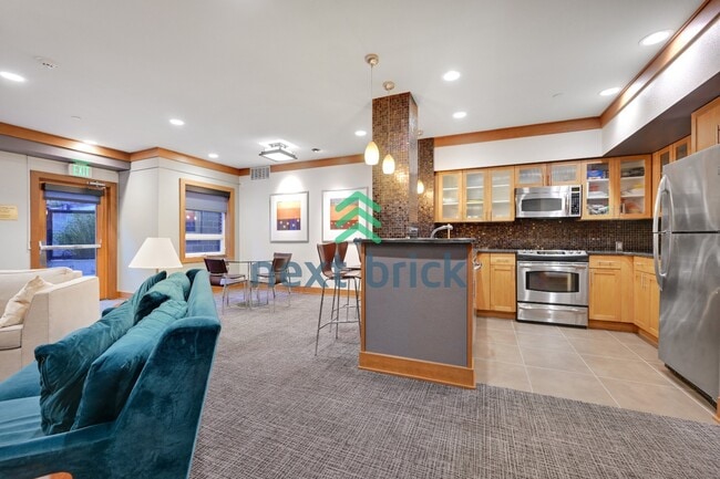 Building Photo - Spacious 1 Bedroom + Den in Canal Station Prime Ballard Location!