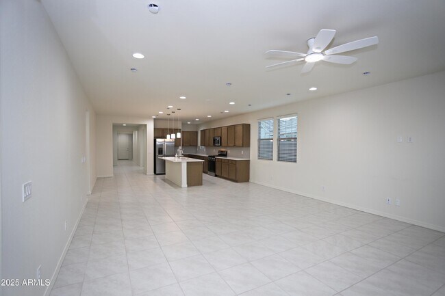 Building Photo - 976 W Finch Dr