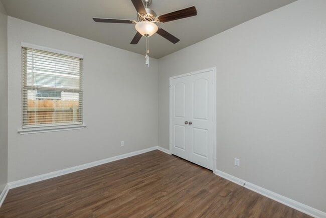 Building Photo - Beautifully designed and thoughtfully maintained duplex