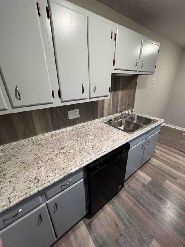 Building Photo - 1 Bedroom 1 Bath located in Charming North...