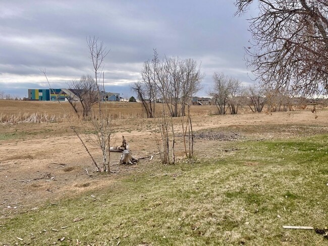 Building Photo - Well Maintained 2 BR/1BA Townhome Convenie...