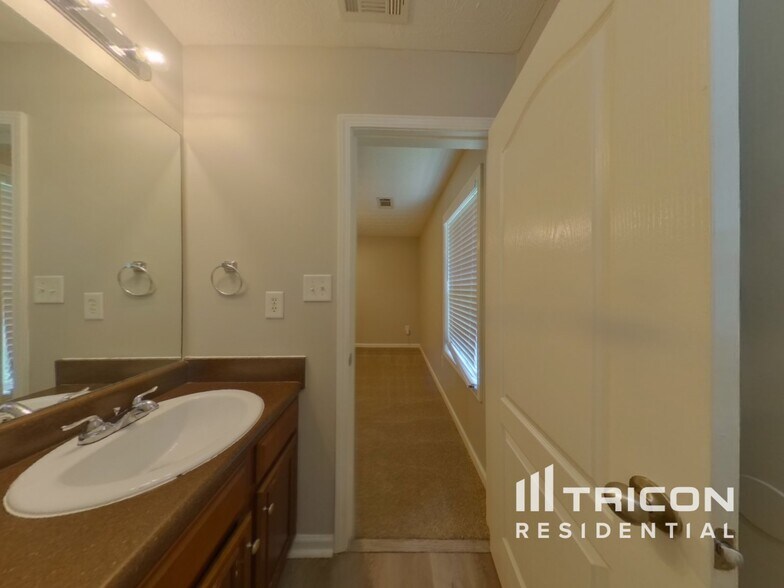 Building Photo - 1032 Wedgewood Ct NE