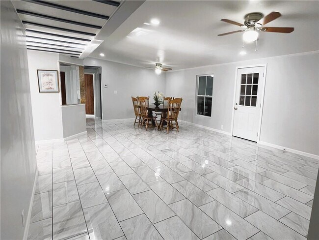 Building Photo - 6225 Lollis Creek Rd