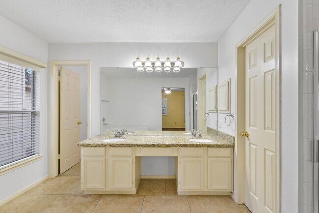 Building Photo - Freshly Painted Beauty with Spacious Outdo...