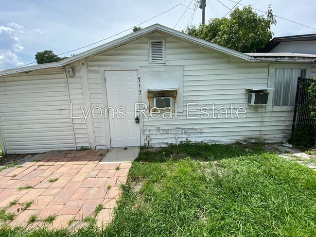 Building Photo - 717 Burdick Ave
