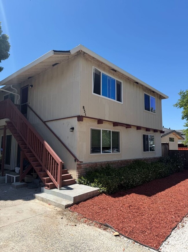 Building Photo - Updated 2 bedroom 1 Bathroom in great location