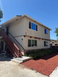 Building Photo - Updated 2 bedroom 1 Bathroom in great location
