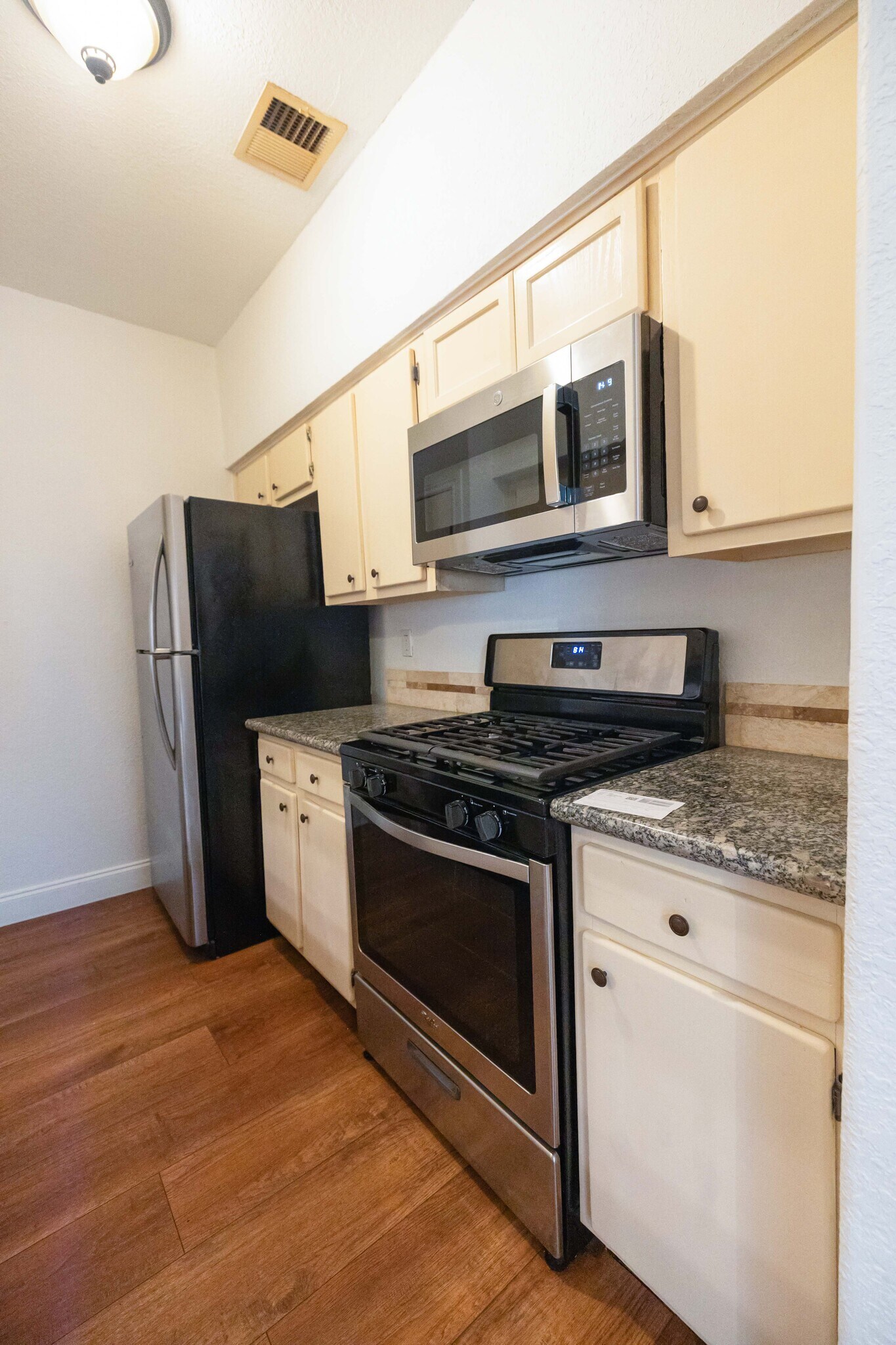 Fully equipped kitchen - 11609 April Dr