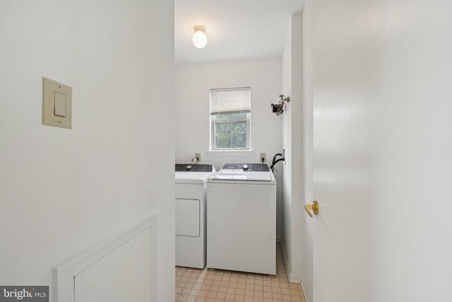 Building Photo - 505 Oliphant Ln