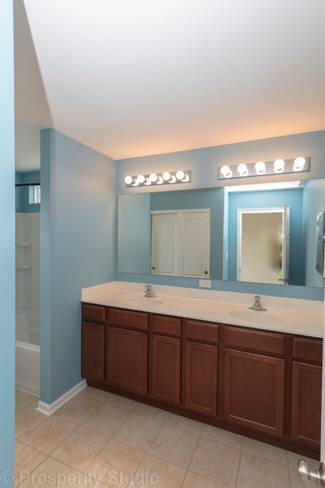 Building Photo - 5734 Oak Ridge Way