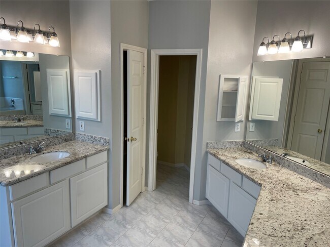 Building Photo - 12423 Ashford Hollow Dr