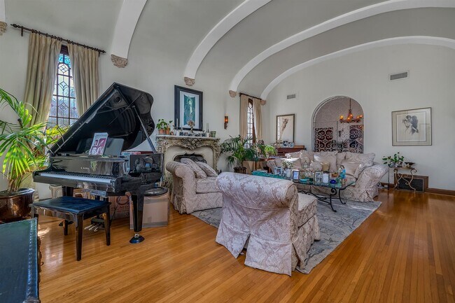 Elegant High barrel ceiling - 609 S Highland Ave
