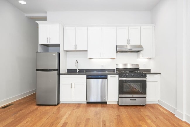 Building Photo - Sleek and modern 2 bed/2 bath in the heart...