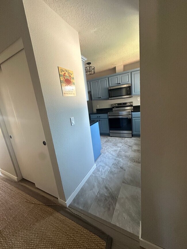 Building Photo - Top-Floor Stunner with Views – Fully Remod...