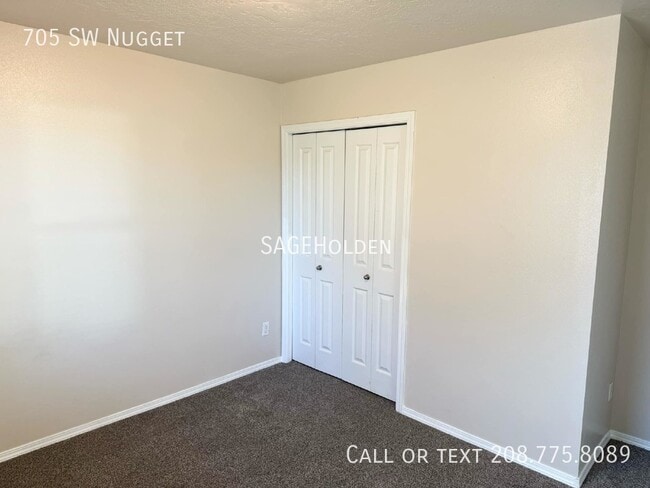 Building Photo - 705 SW Nugget-