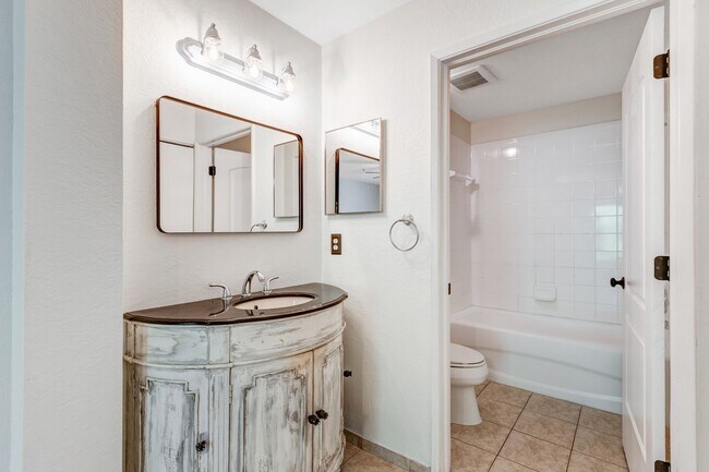 Building Photo - ** IBIS CLUB ** 3 BED / 2 BATH - CONDO - G...