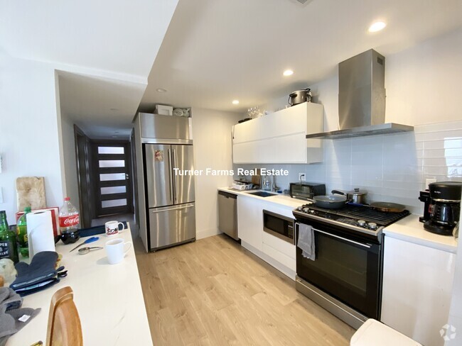 Building Photo - 122 Buttonwood St