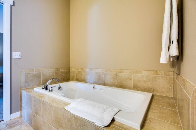 Building Photo - 525 SE Gleneden Place