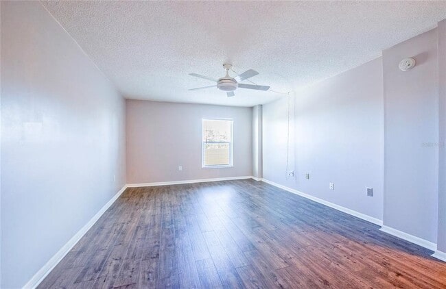 Building Photo - 225 Country Club Dr