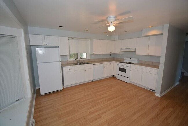 Building Photo - 4 Bedroom Home For Rent in Euclid Ohio