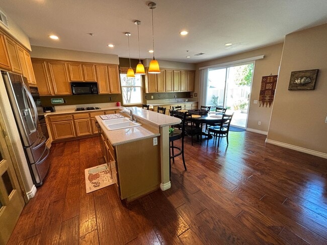 Building Photo - Gorgeous and spacious 5 bedroom FURNISHED home in Canyon Crest for rent!