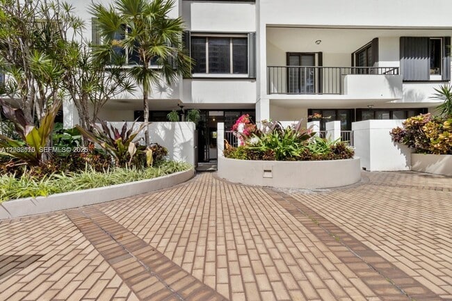 Building Photo - 520 Brickell Key Dr