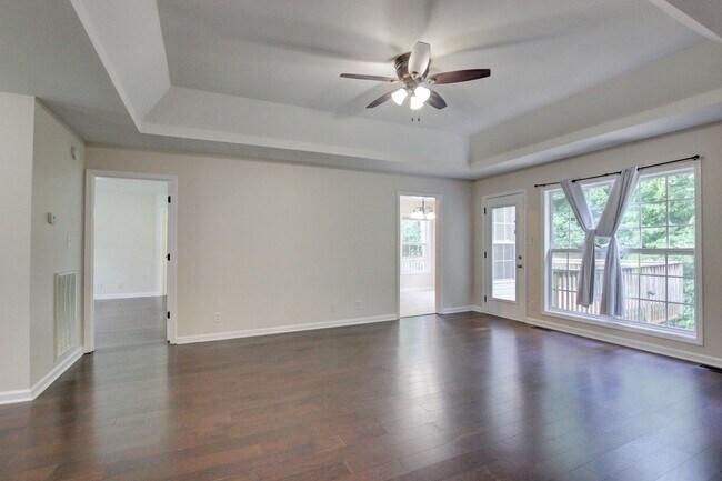 Building Photo - 3 bed 2 bath w sweet basement.  Go