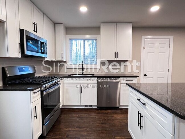 Building Photo - FULLY RENOVATED! 3 Bdrm / 1 Bath - 1st Month FREE with a 13 mo lease