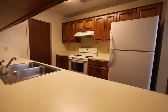Building Photo - Hampton Drive Duplex Available August!