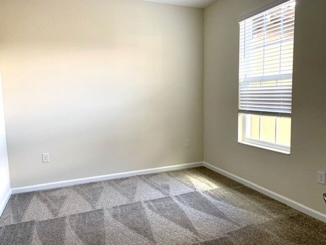 Building Photo - 5 Bedroom / 3 Bath Town home with 2 car garage